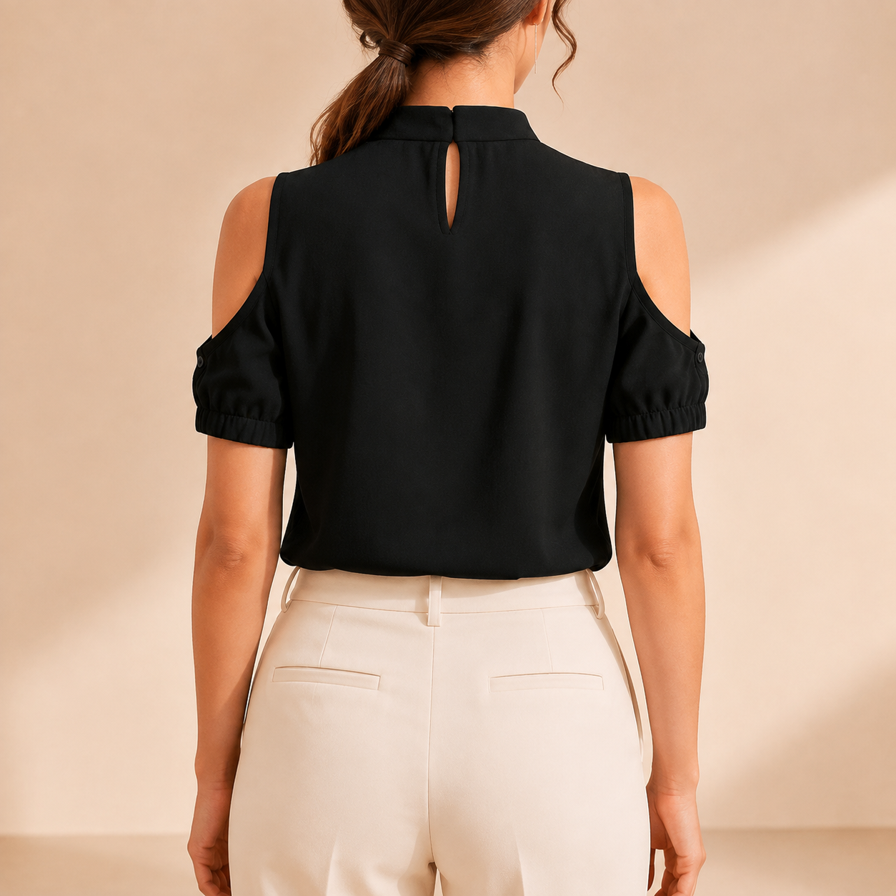 Inga | Blouse Noire à Col Montant et Épaules Ajourées