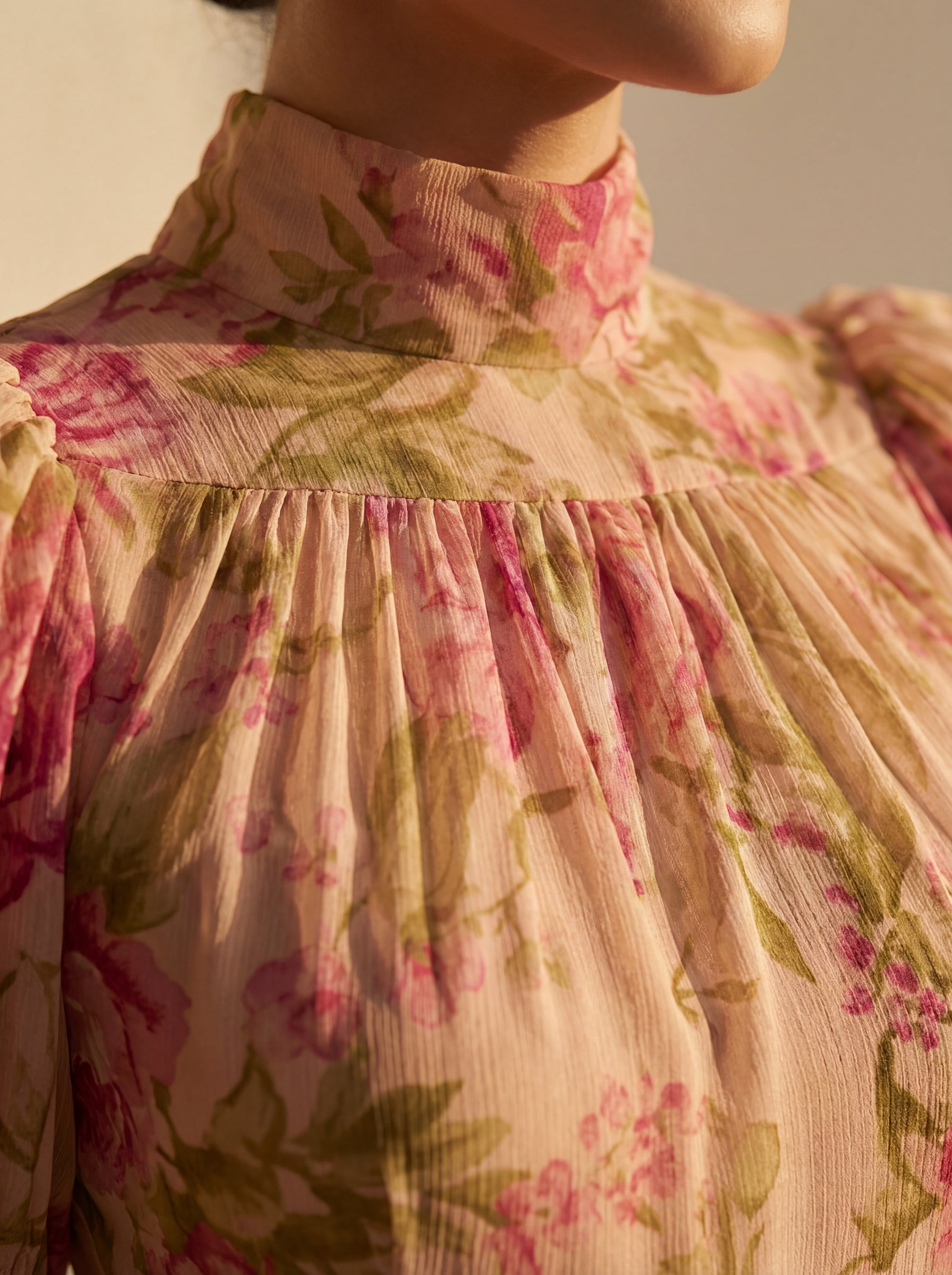 Henriette | Robe Longue Fleurie à Col Montant et Ourlet à Volants