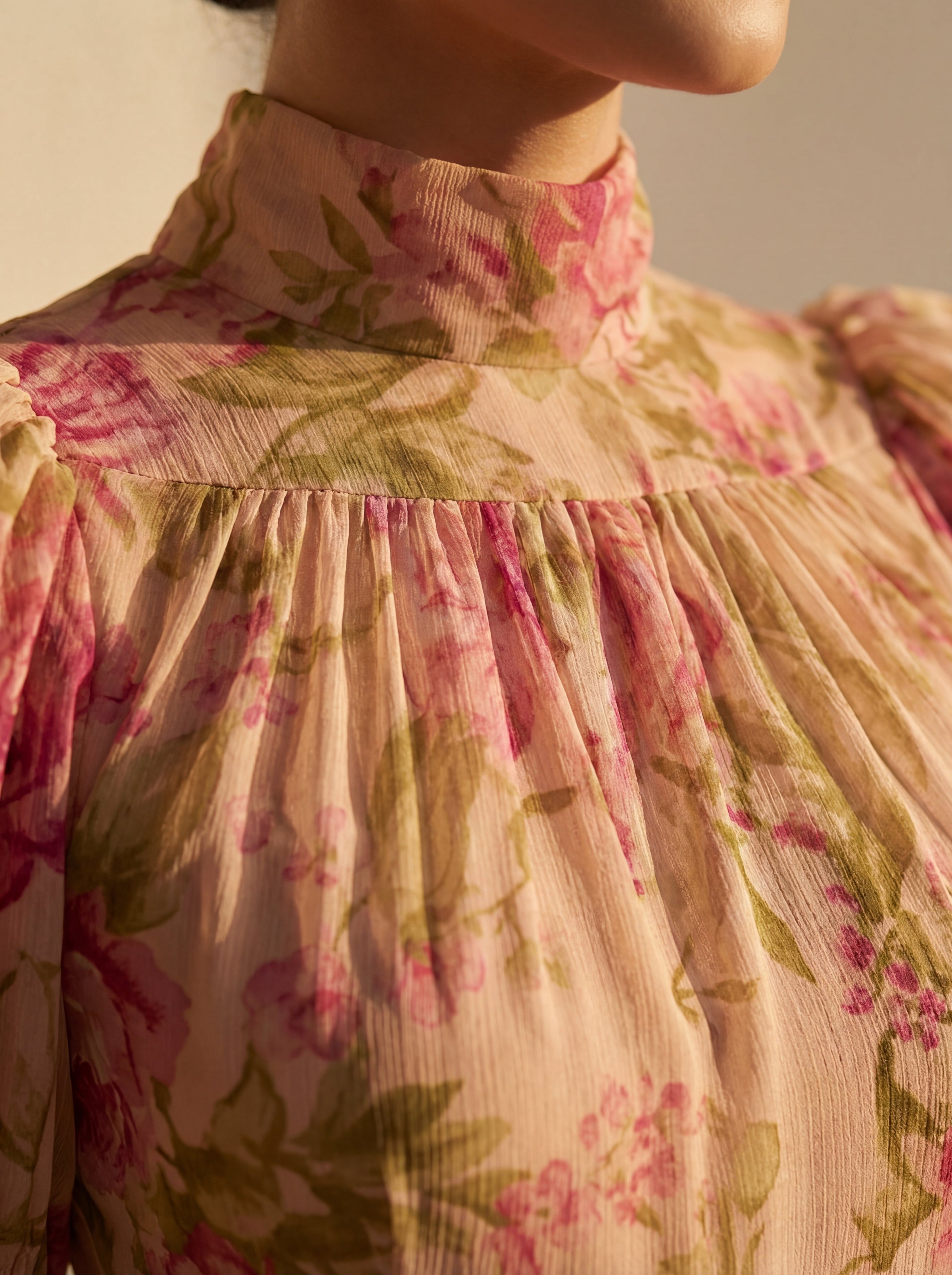 Henriette | Robe Longue Fleurie à Col Montant et Ourlet à Volants