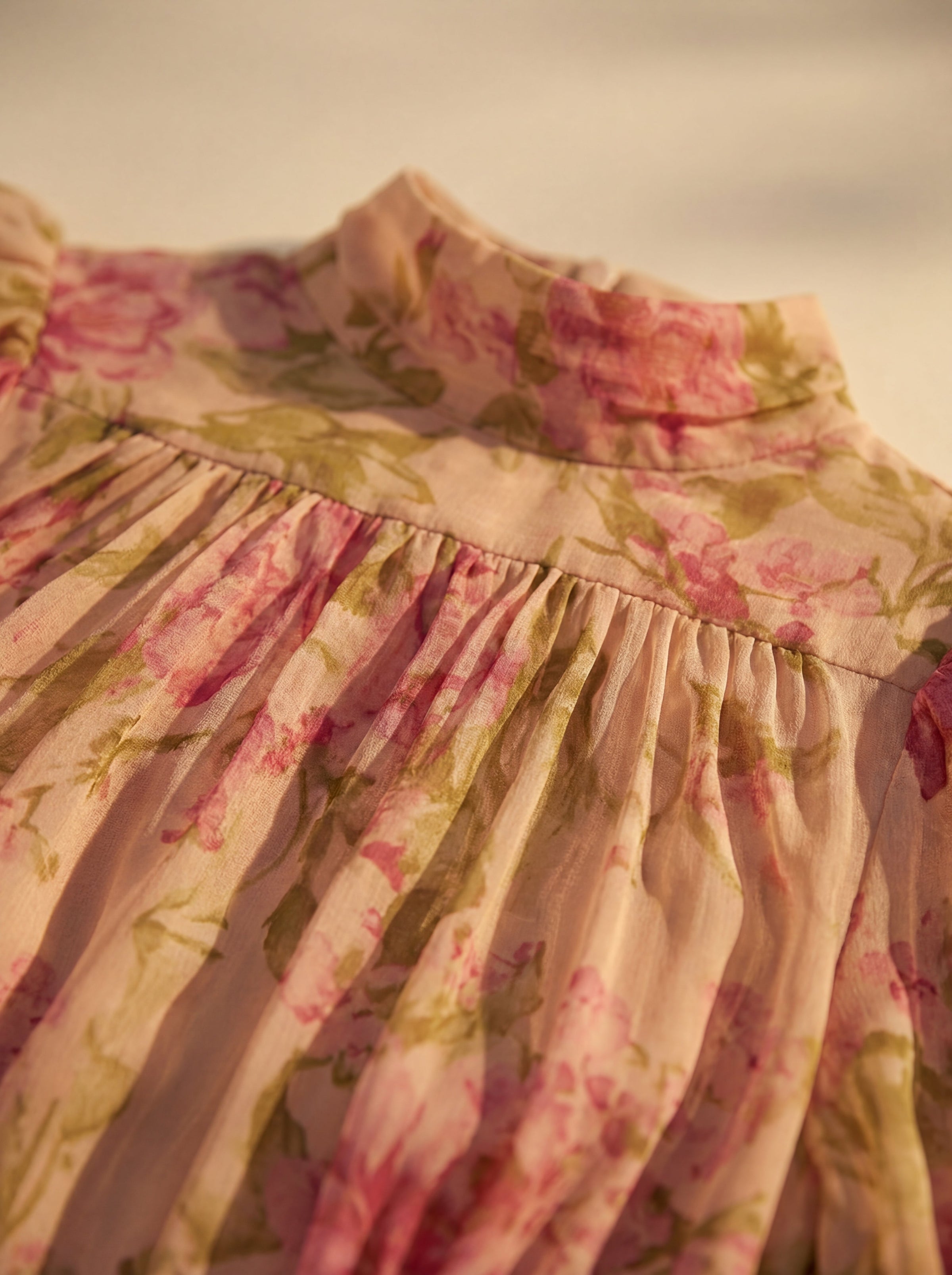 Henriette | Robe Longue Fleurie à Col Montant et Ourlet à Volants