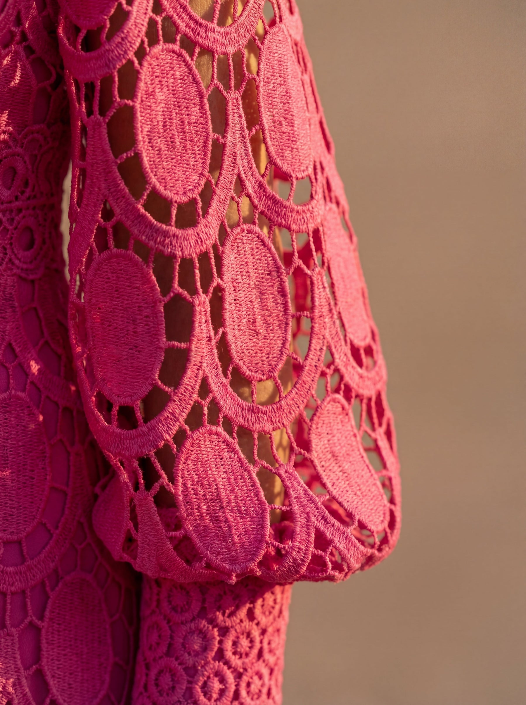 Bénédicte | Robe Midi en Dentelle à Col Montant et Manches Longues