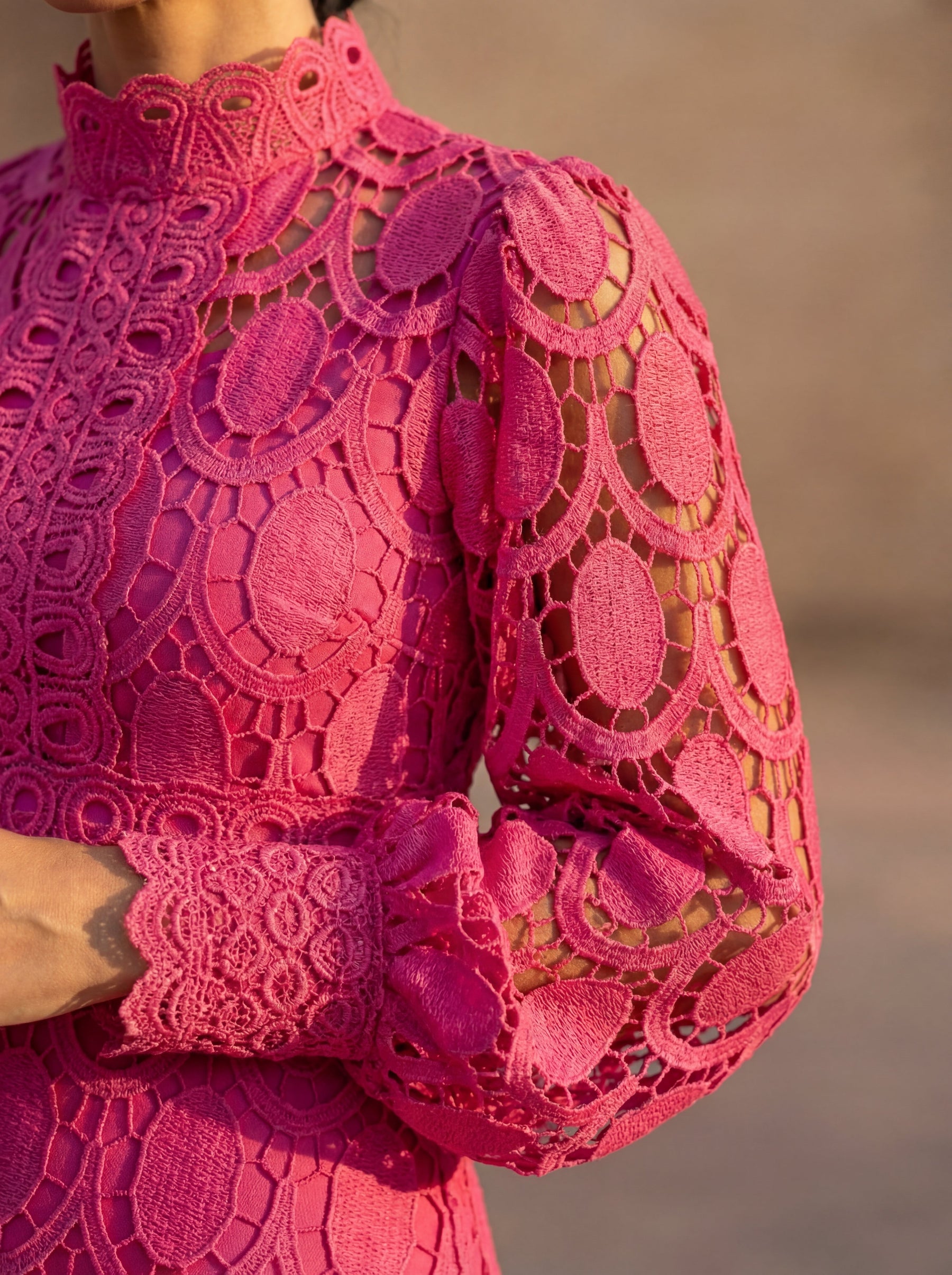Bénédicte | Robe Midi en Dentelle à Col Montant et Manches Longues