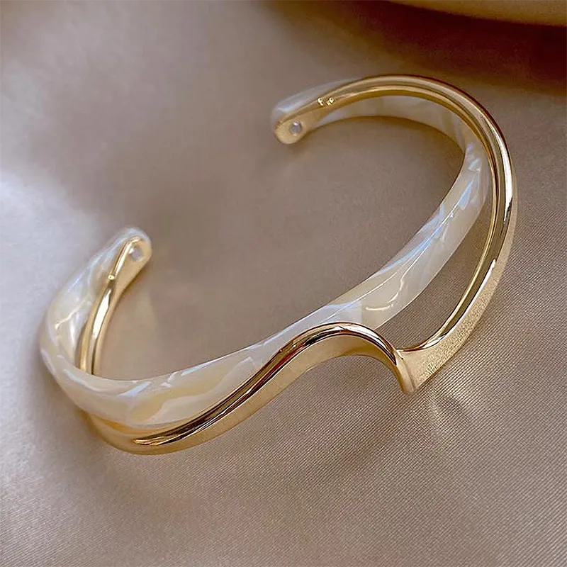 Priscilla | Bracelet Ouvert Élégant en Émail Blanc et Doré