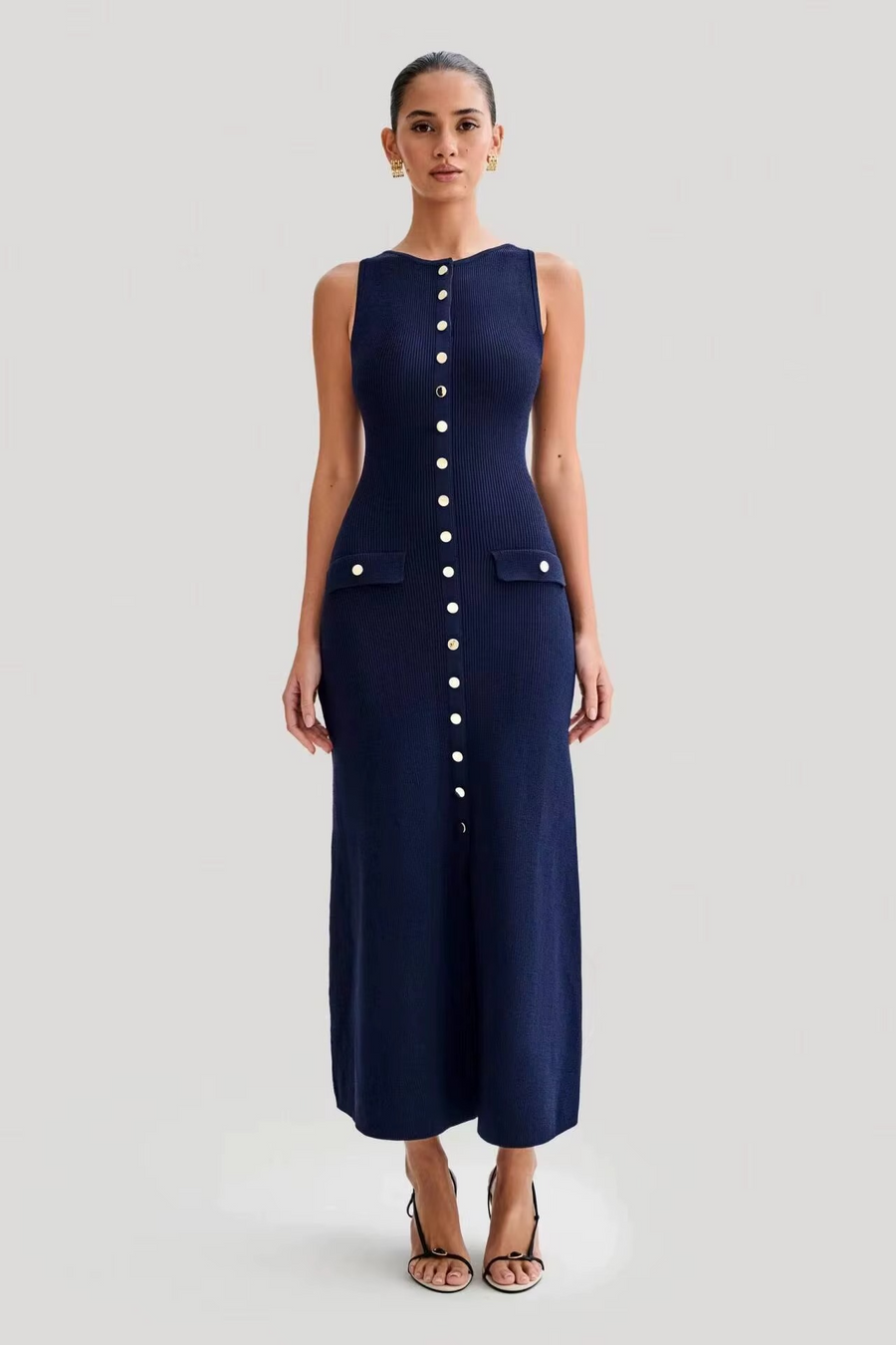Clémence | Robe Midi Sans Manches avec Boutons Dorés