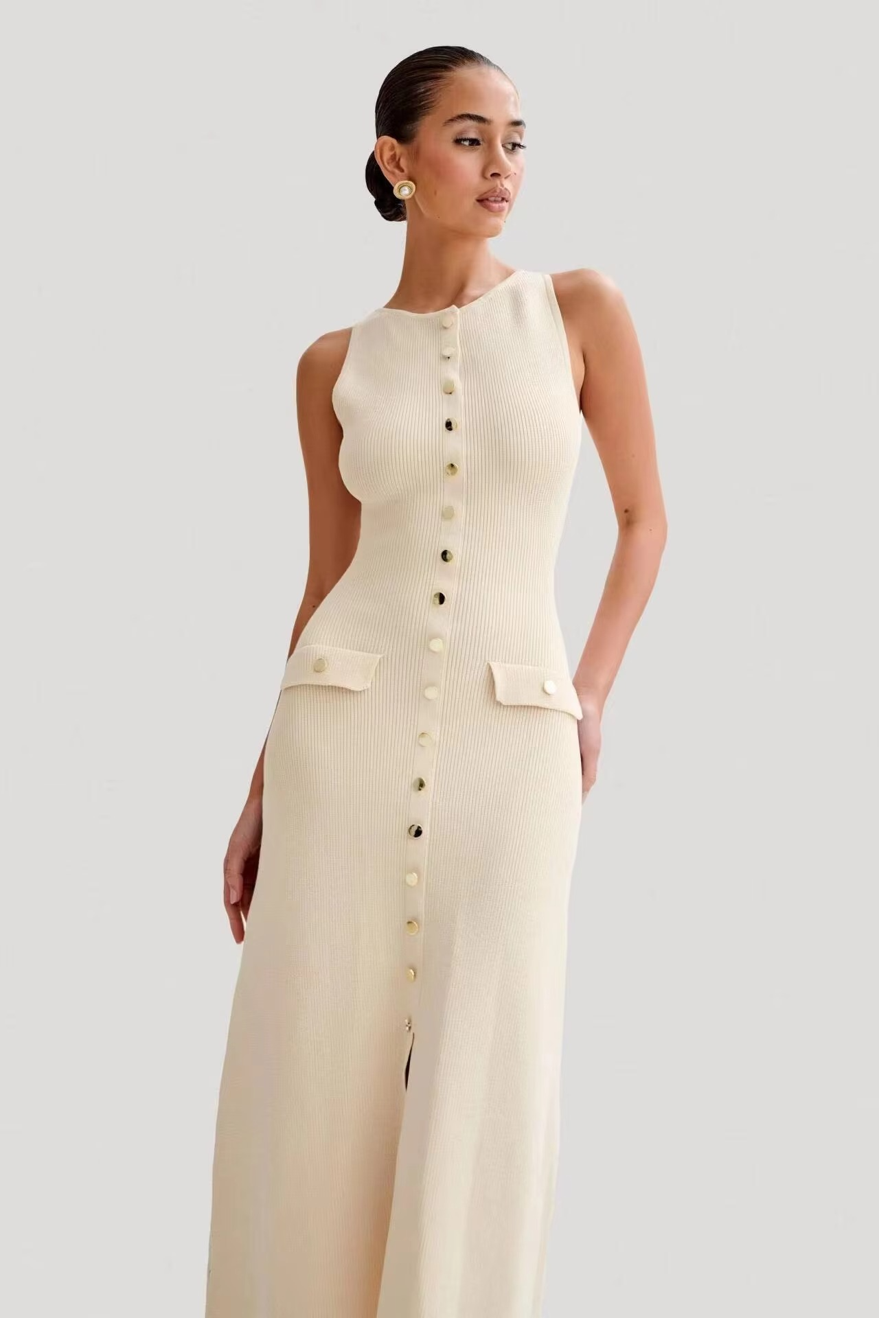 Clémence | Robe Midi Sans Manches avec Boutons Dorés