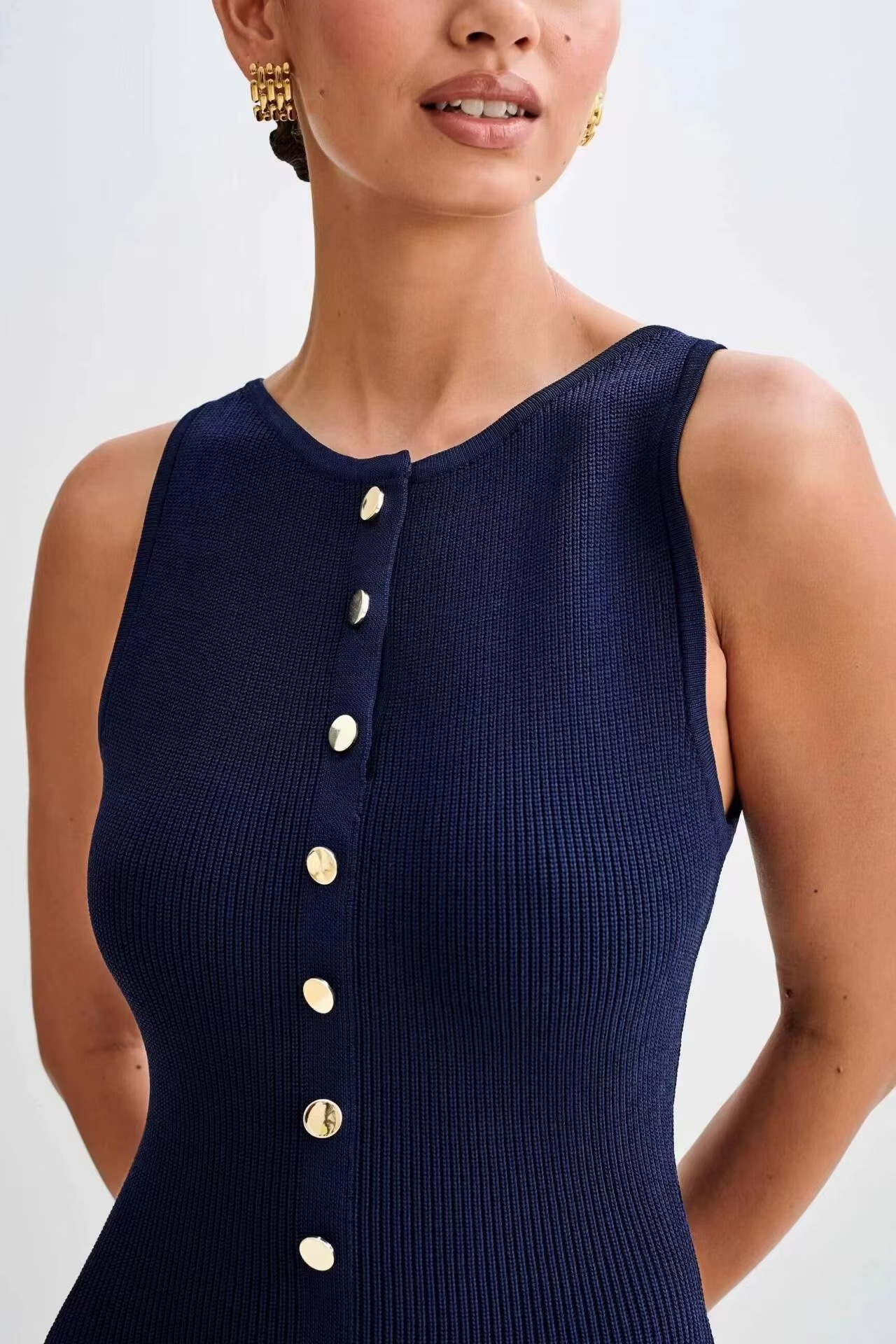 Clémence | Robe Midi Sans Manches avec Boutons Dorés