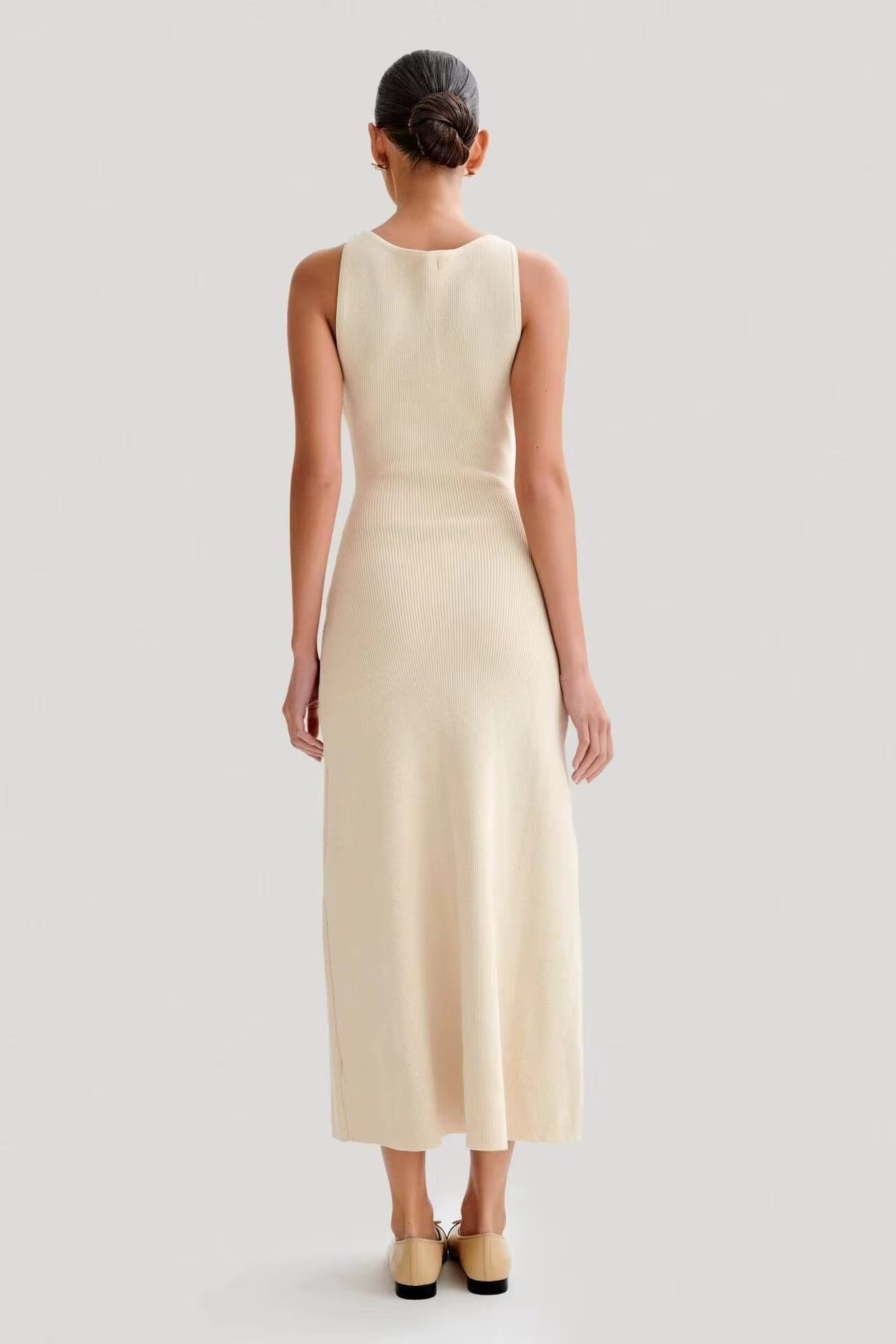 Clémence | Robe Midi Sans Manches avec Boutons Dorés