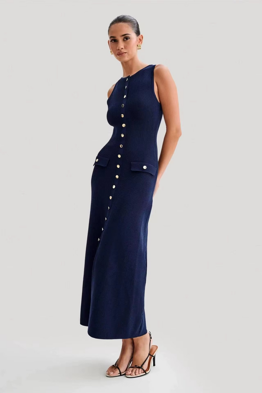 Clémence | Robe Midi Sans Manches avec Boutons Dorés