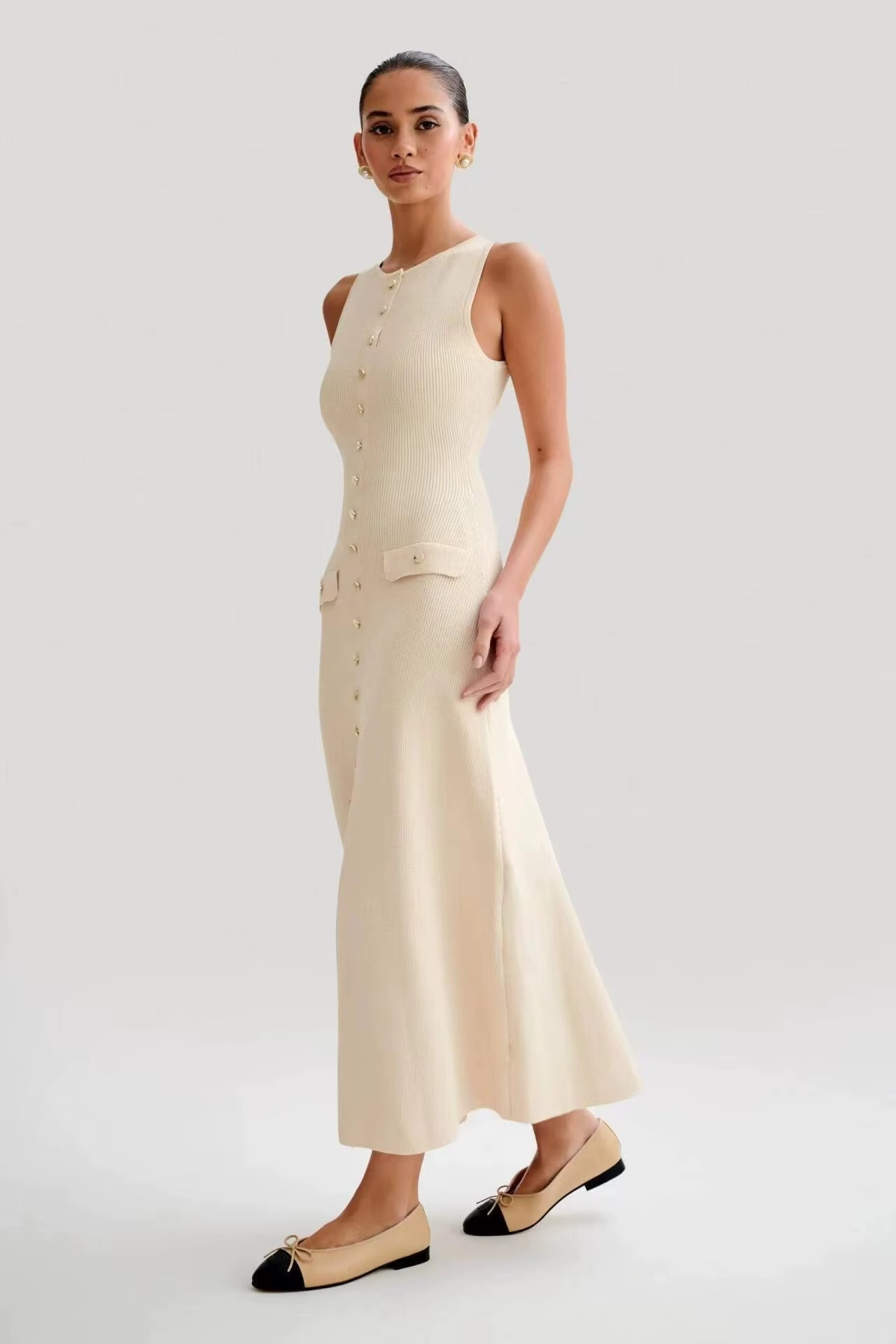Clémence | Robe Midi Sans Manches avec Boutons Dorés