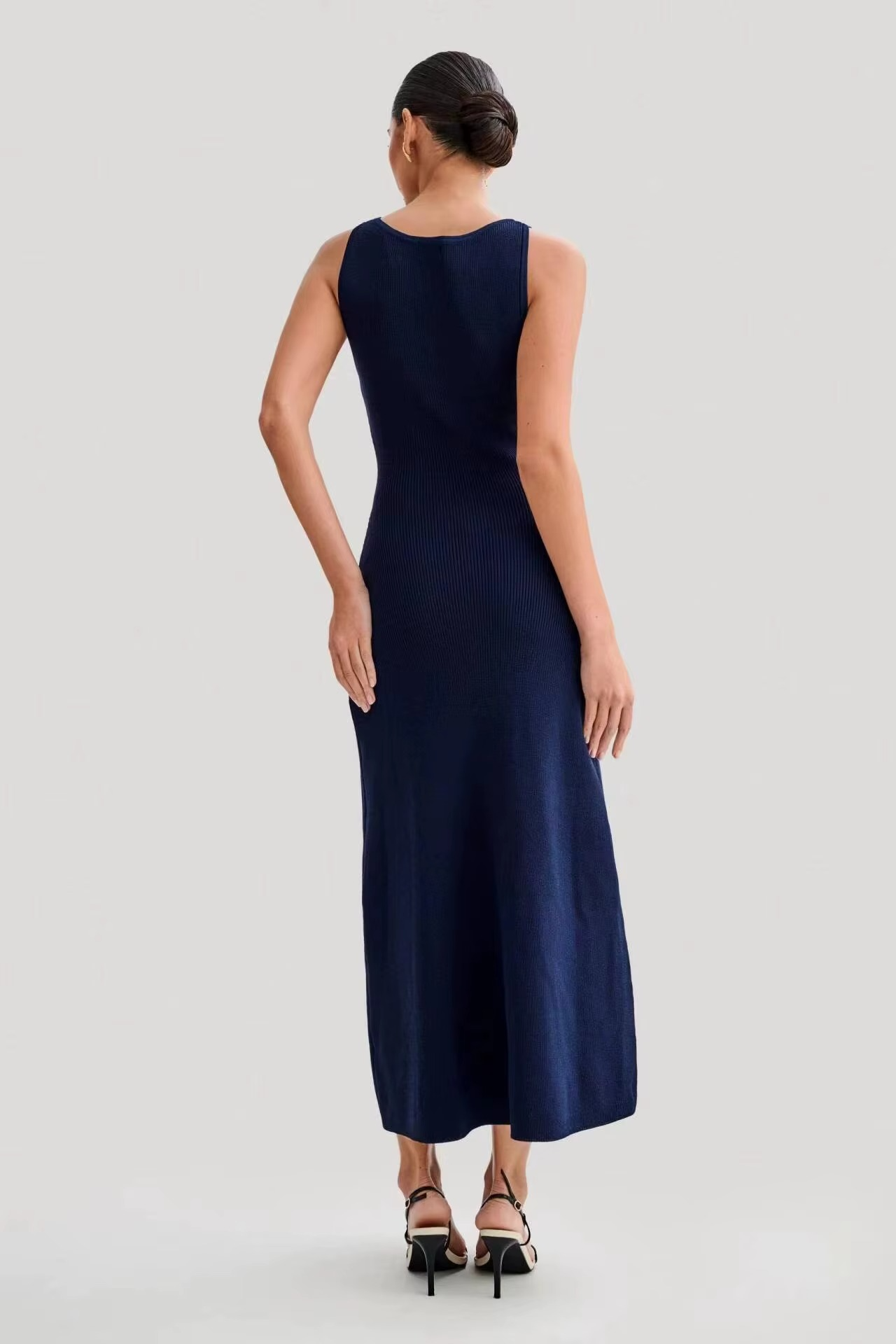 Clémence | Robe Midi Sans Manches avec Boutons Dorés