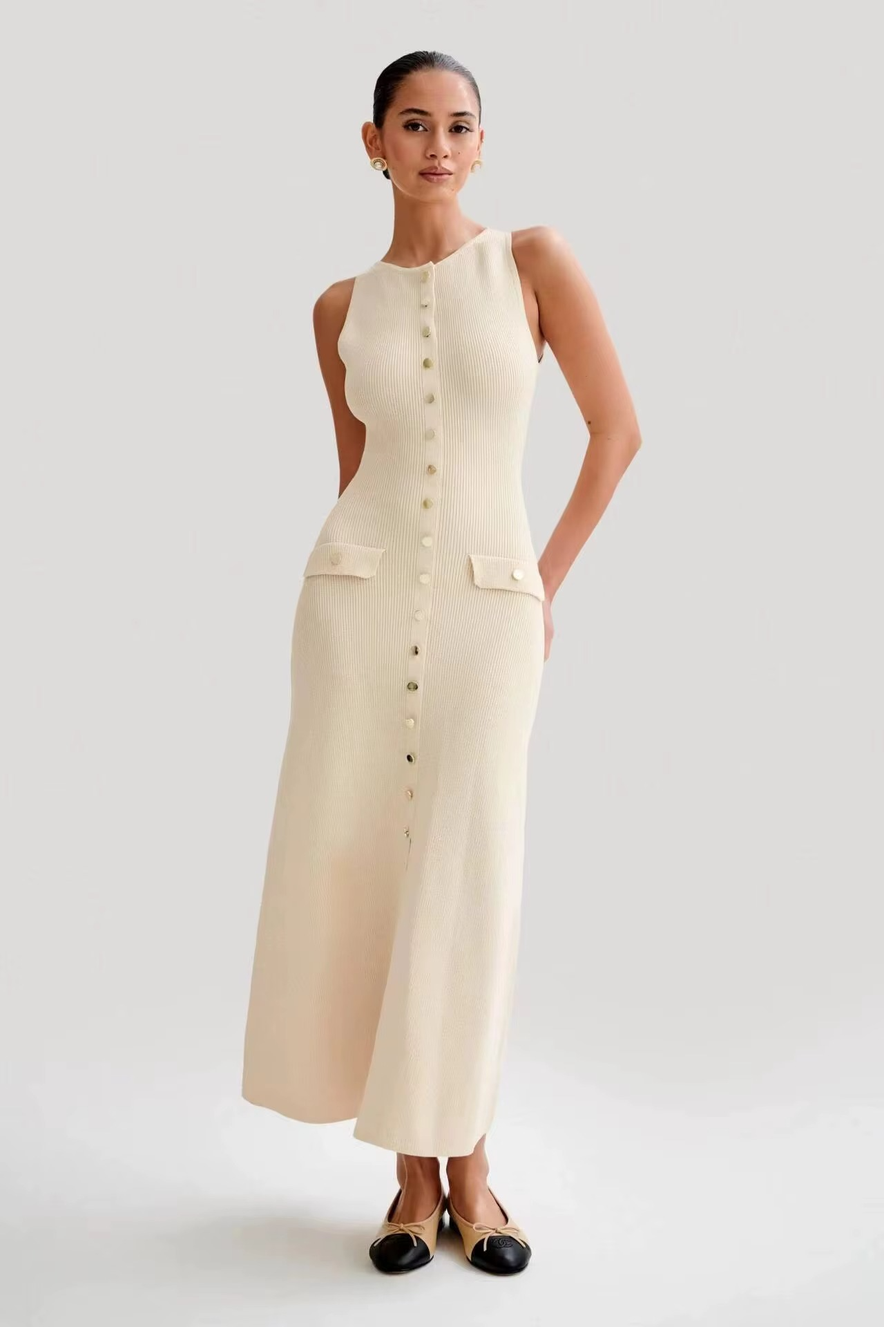 Clémence | Robe Midi Sans Manches avec Boutons Dorés