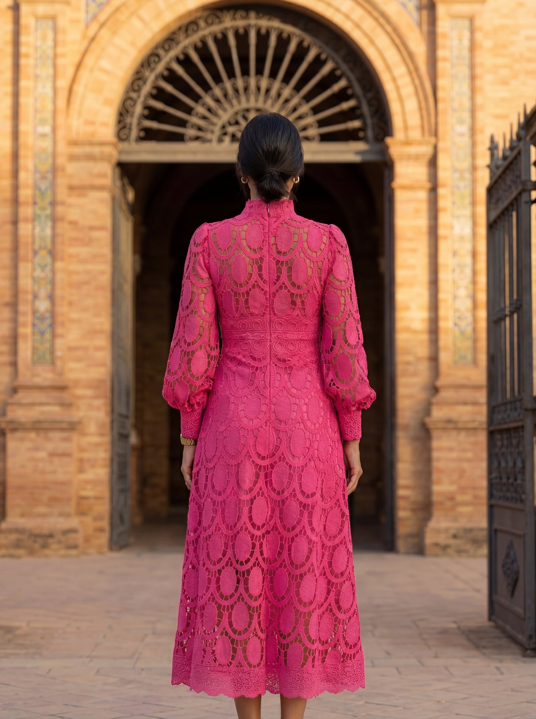 Bénédicte | Robe Midi en Dentelle à Col Montant et Manches Longues