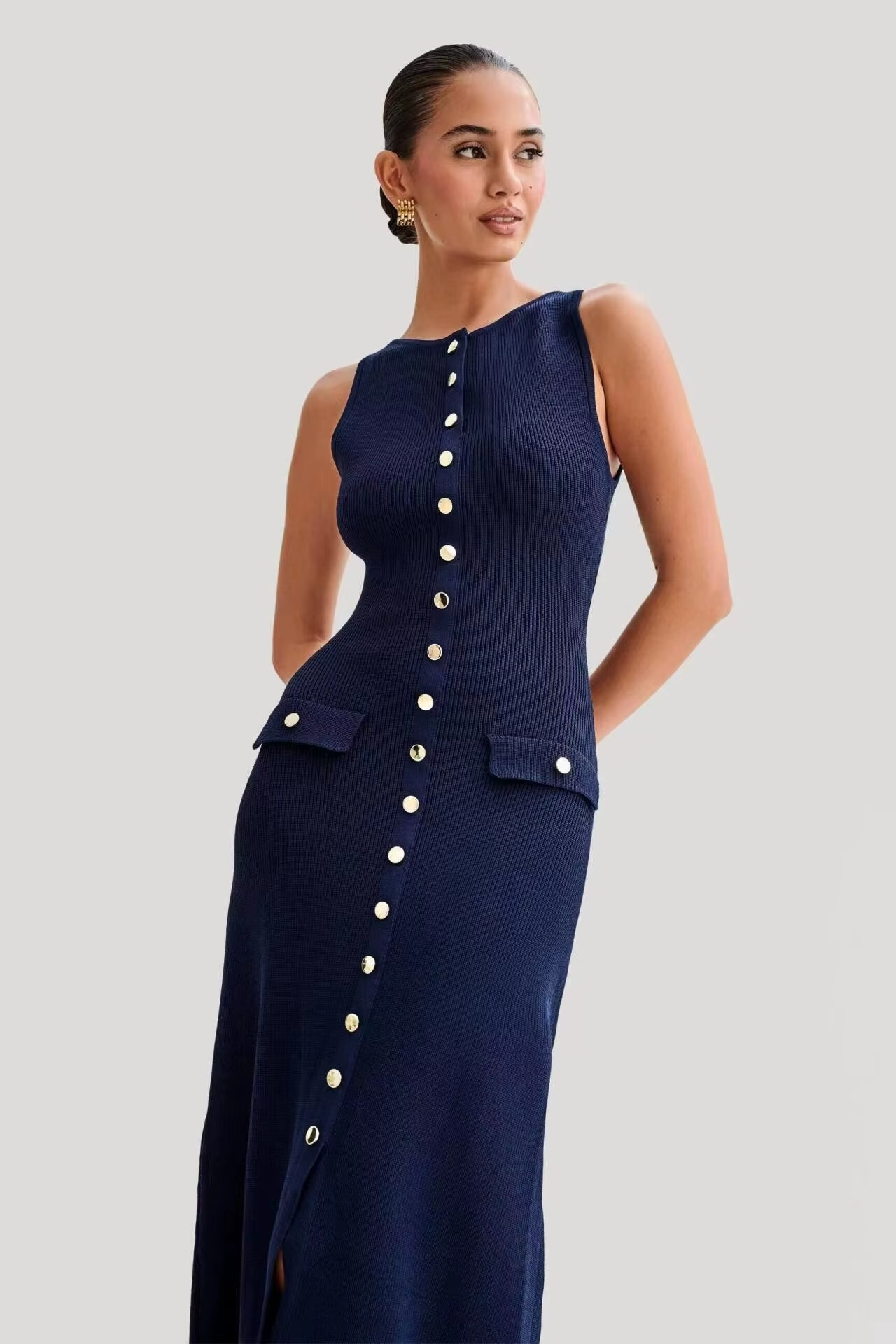 Clémence | Robe Midi Sans Manches avec Boutons Dorés