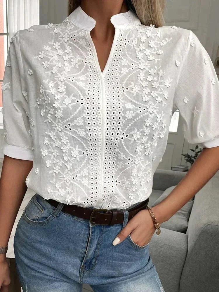 Laurine | Blouse Blanche Brodée à Col Montant