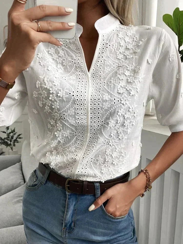 Laurine | Blouse Blanche Brodée à Col Montant
