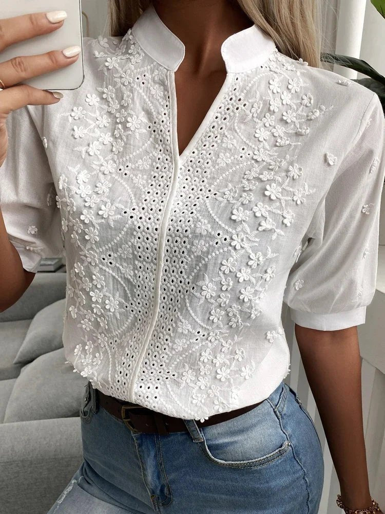 Laurine | Blouse Blanche Brodée à Col Montant