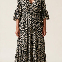 Robe midi Roseline, coloris noir — imprimé ikat, col en V, taille smockée et manches 3/4 à volant, vue de face