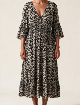 Robe midi Roseline, coloris noir — imprimé ikat, col en V, taille smockée et manches 3/4 à volant, vue de face