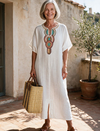 Robe longue Hortense en coton froissé blanc à col brodé, portée sur une terrasse du sud de la France