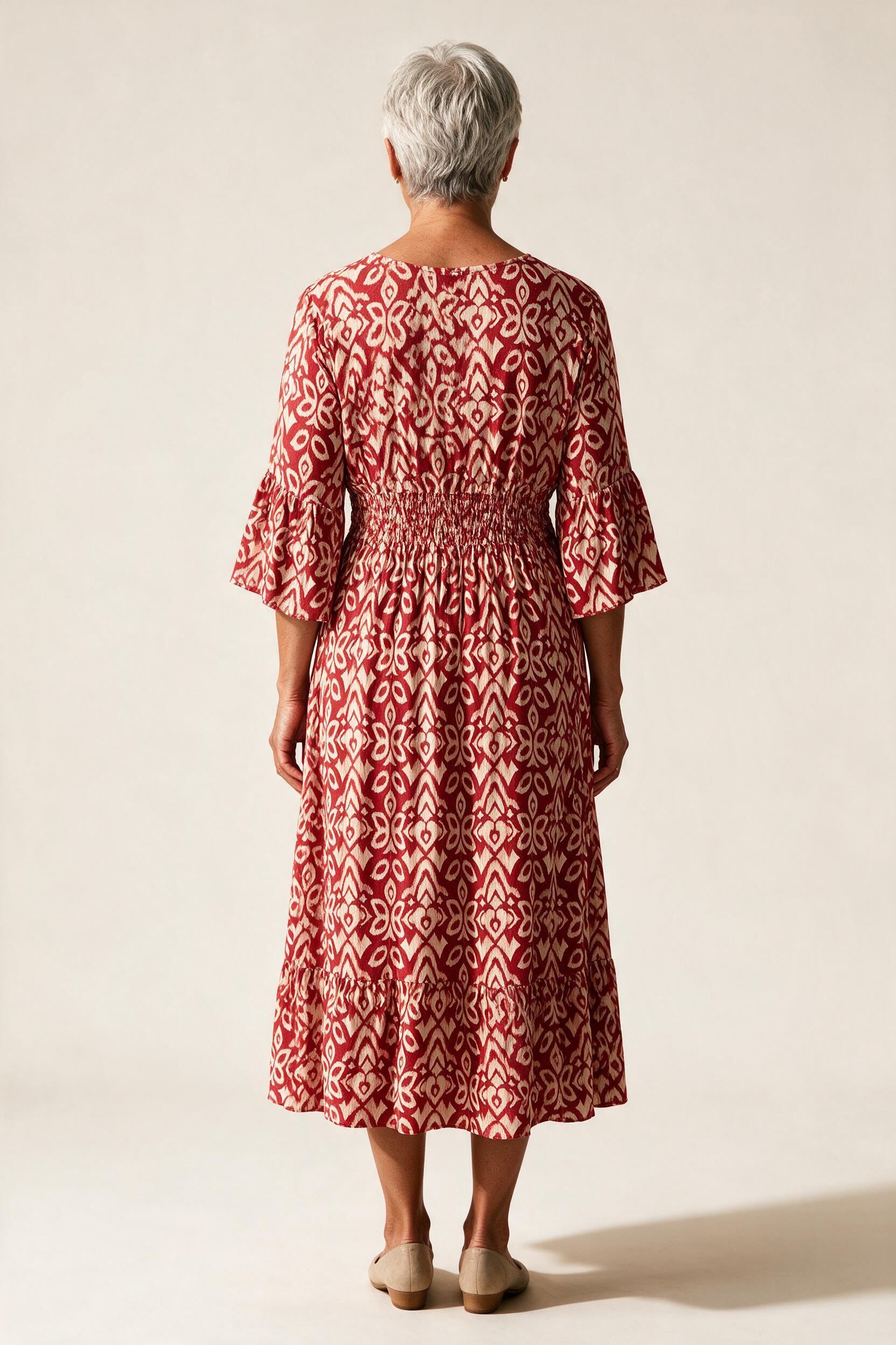Robe midi Roseline vue de dos, encolure arrondie et bandeau smocké dans le dos