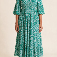 Robe midi Roseline, coloris bleu turquoise — imprimé ikat, col en V, taille smockée et manches 3/4 à volant, vue de face