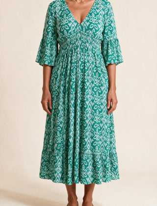Robe midi Roseline, coloris bleu turquoise — imprimé ikat, col en V, taille smockée et manches 3/4 à volant, vue de face