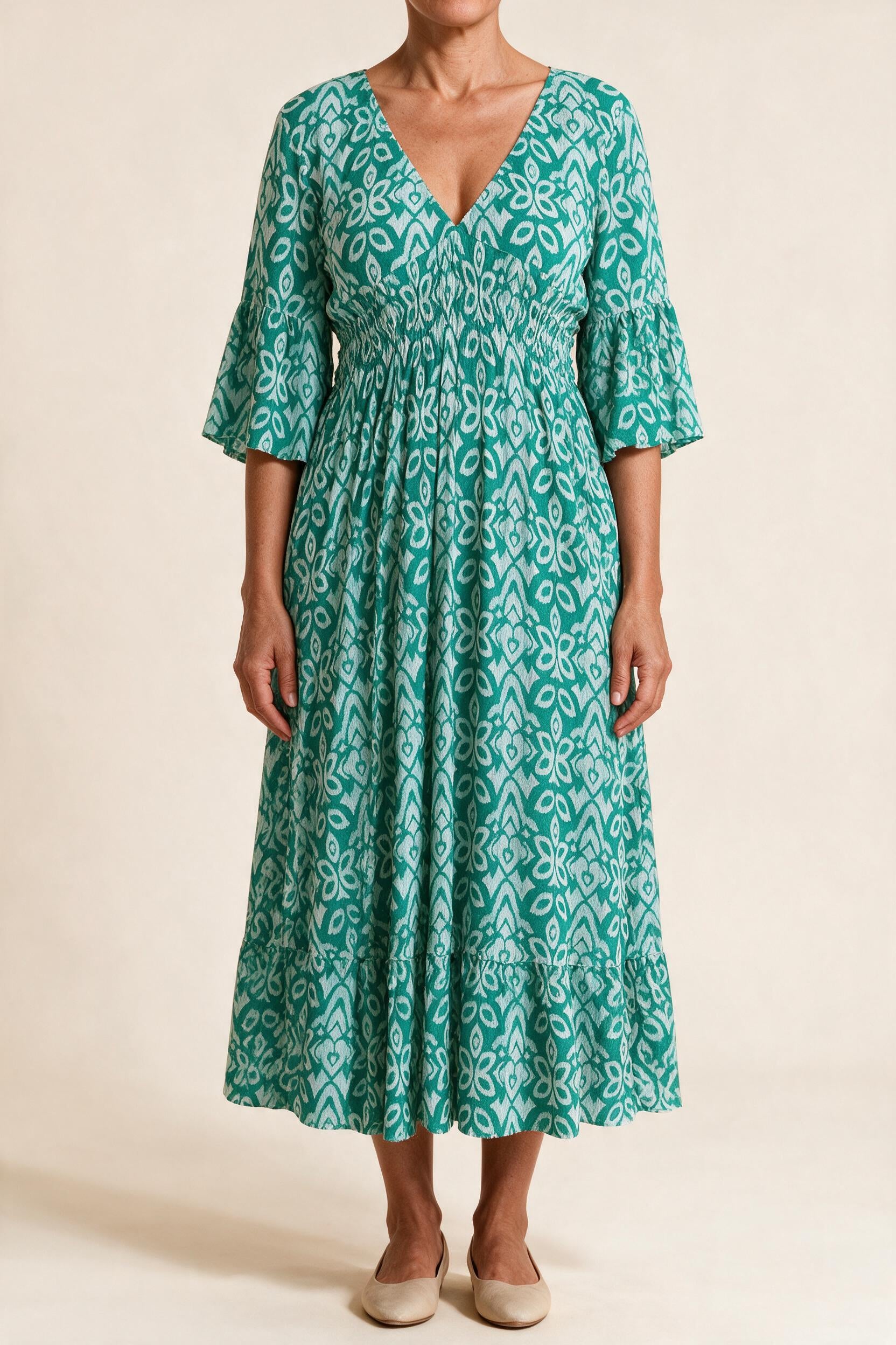 Robe midi Roseline, coloris bleu turquoise — imprimé ikat, col en V, taille smockée et manches 3/4 à volant, vue de face