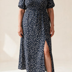Robe Gabrielle fleurie bleu foncé à manches courtes et fente