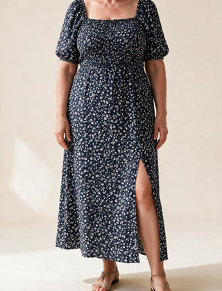 Robe Gabrielle fleurie bleu foncé à manches courtes et fente