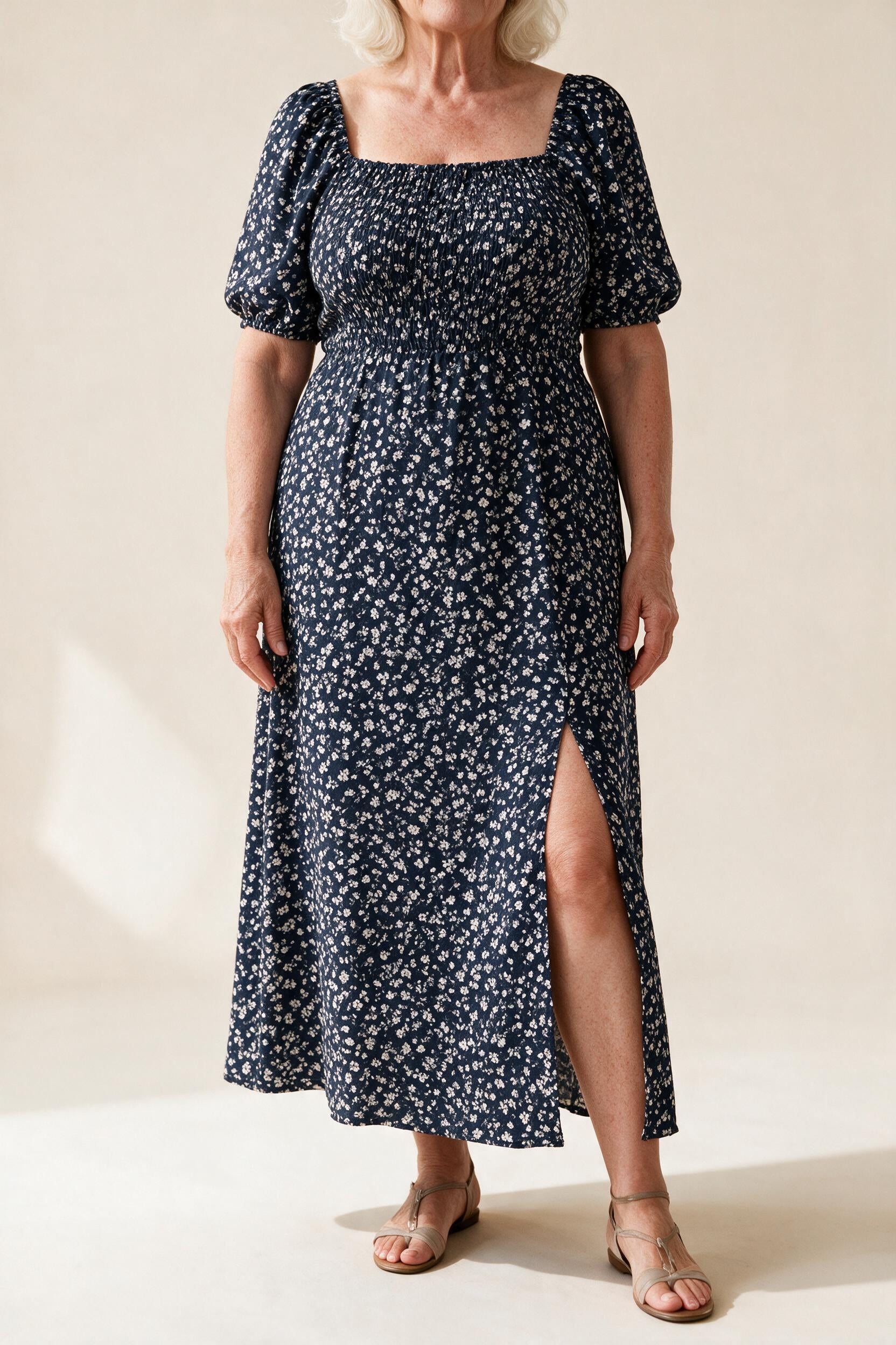 Robe Gabrielle fleurie bleu foncé à manches courtes et fente