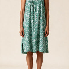 Robe Véronique à fines bretelles, coloris vert à petites fleurs blanches, vue de face