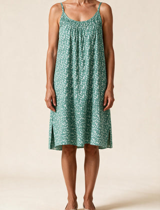 Robe Véronique à fines bretelles, coloris vert à petites fleurs blanches, vue de face
