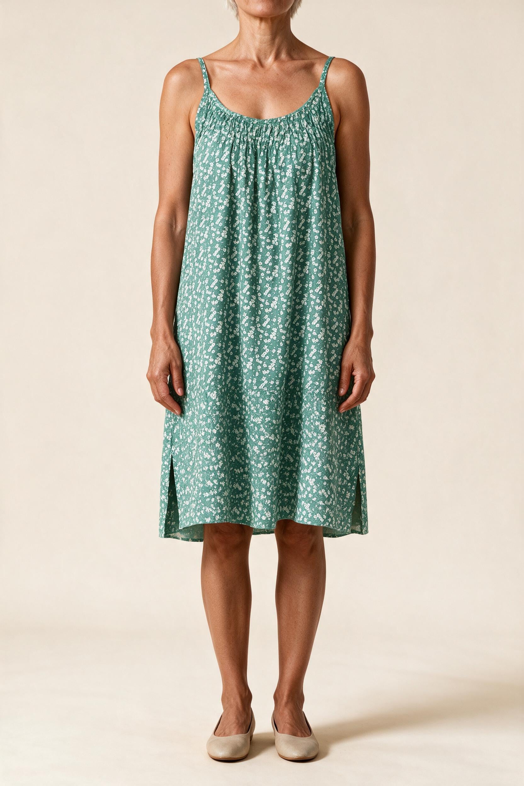 Robe Véronique à fines bretelles, coloris vert à petites fleurs blanches, vue de face