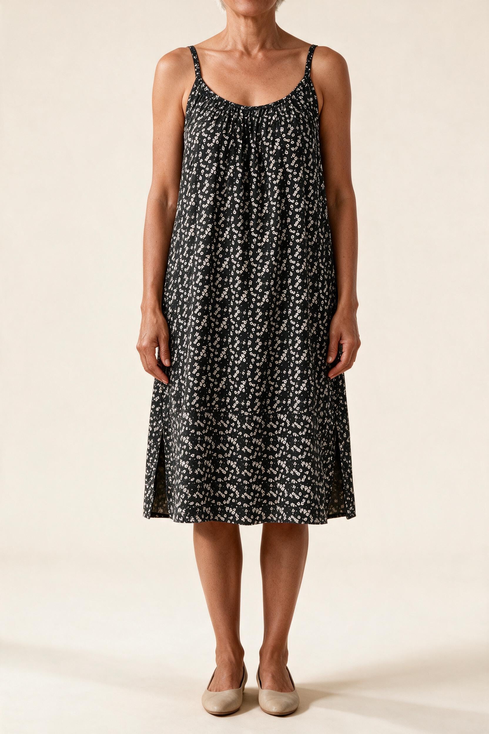 Robe Véronique à fines bretelles, coloris noir à petites fleurs blanches, vue de face