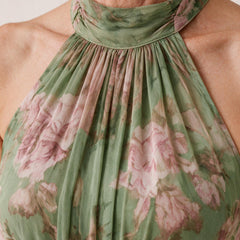 Détail de l'encolure américaine froncée et de la mousseline imprimée de la robe Héloïse