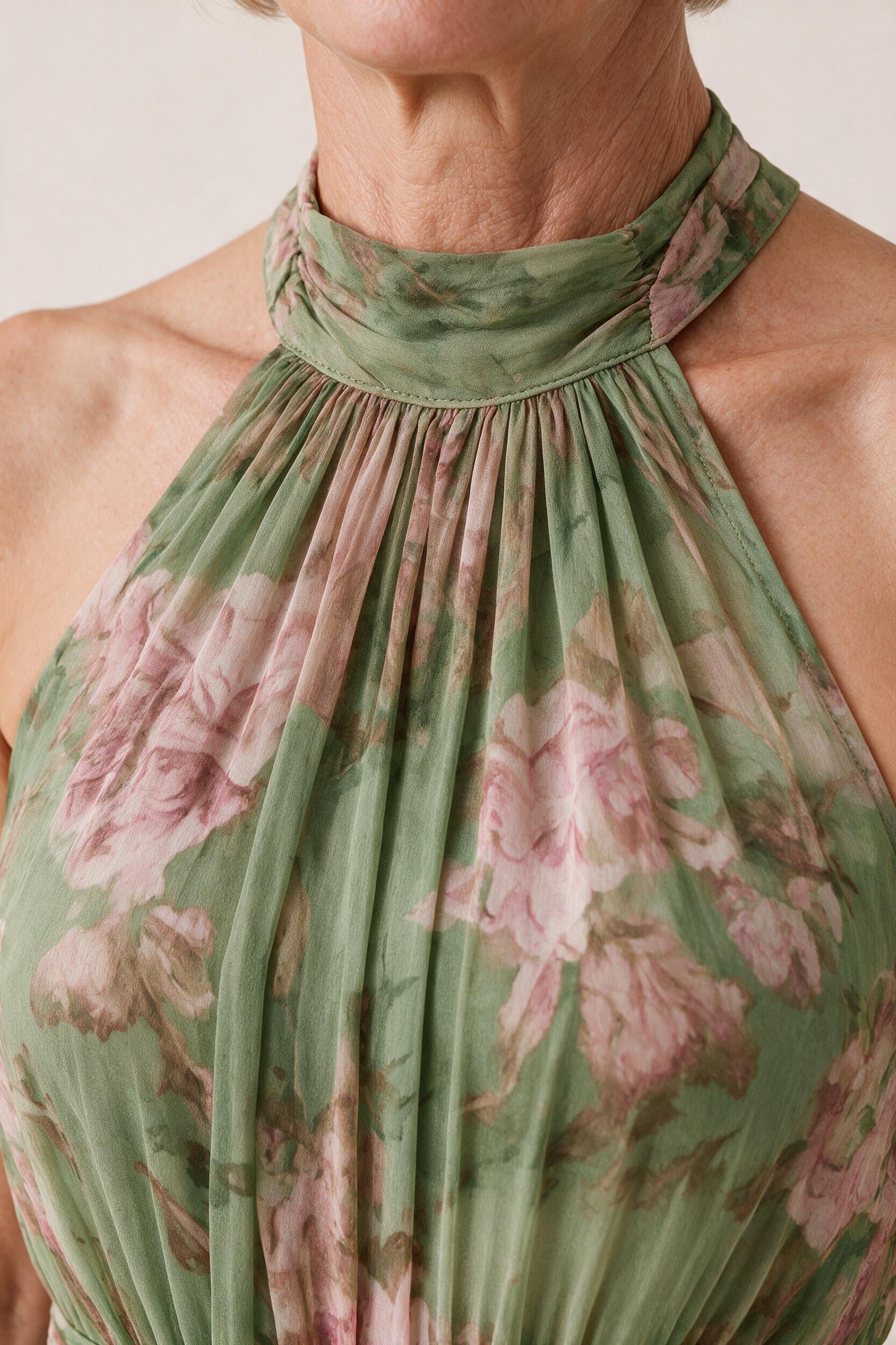 Détail de l'encolure américaine froncée et de la mousseline imprimée de la robe Héloïse