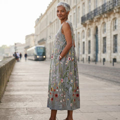 Robe midi Honorine gris chiné portée sur les quais de Bordeaux