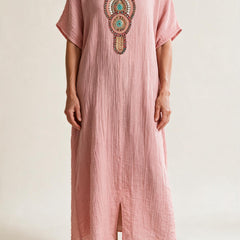 Robe longue Hortense en coton froissé rose à col brodé
