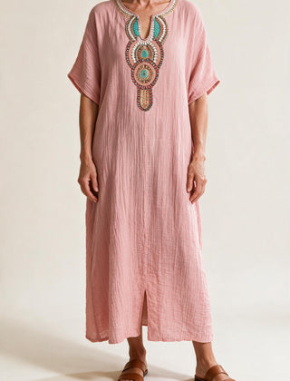 Robe longue Hortense en coton froissé rose à col brodé