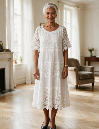 Robe Adèle en dentelle blanche à manches courtes, portée dans un appartement parisien