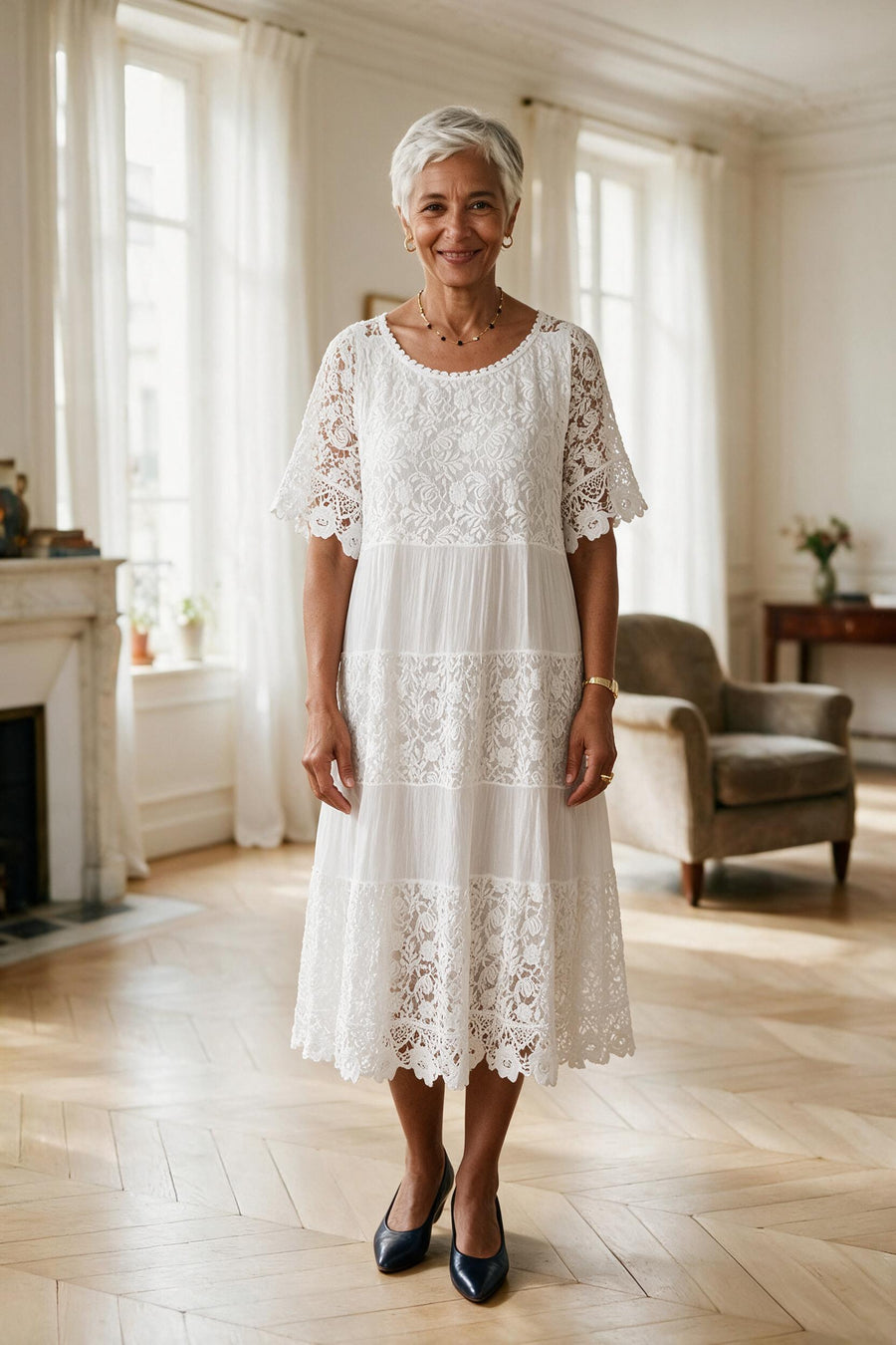 Robe Adèle en dentelle blanche à manches courtes, portée dans un appartement parisien