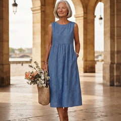 Robe midi Honorine bleu en broderie anglaise sous les arcades de la place de la Bourse à Bordeaux