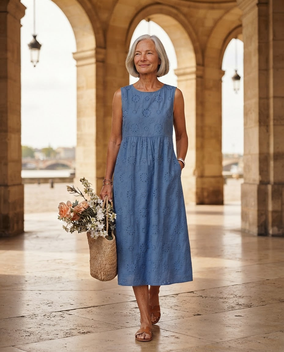 Robe midi Honorine bleu en broderie anglaise sous les arcades de la place de la Bourse à Bordeaux