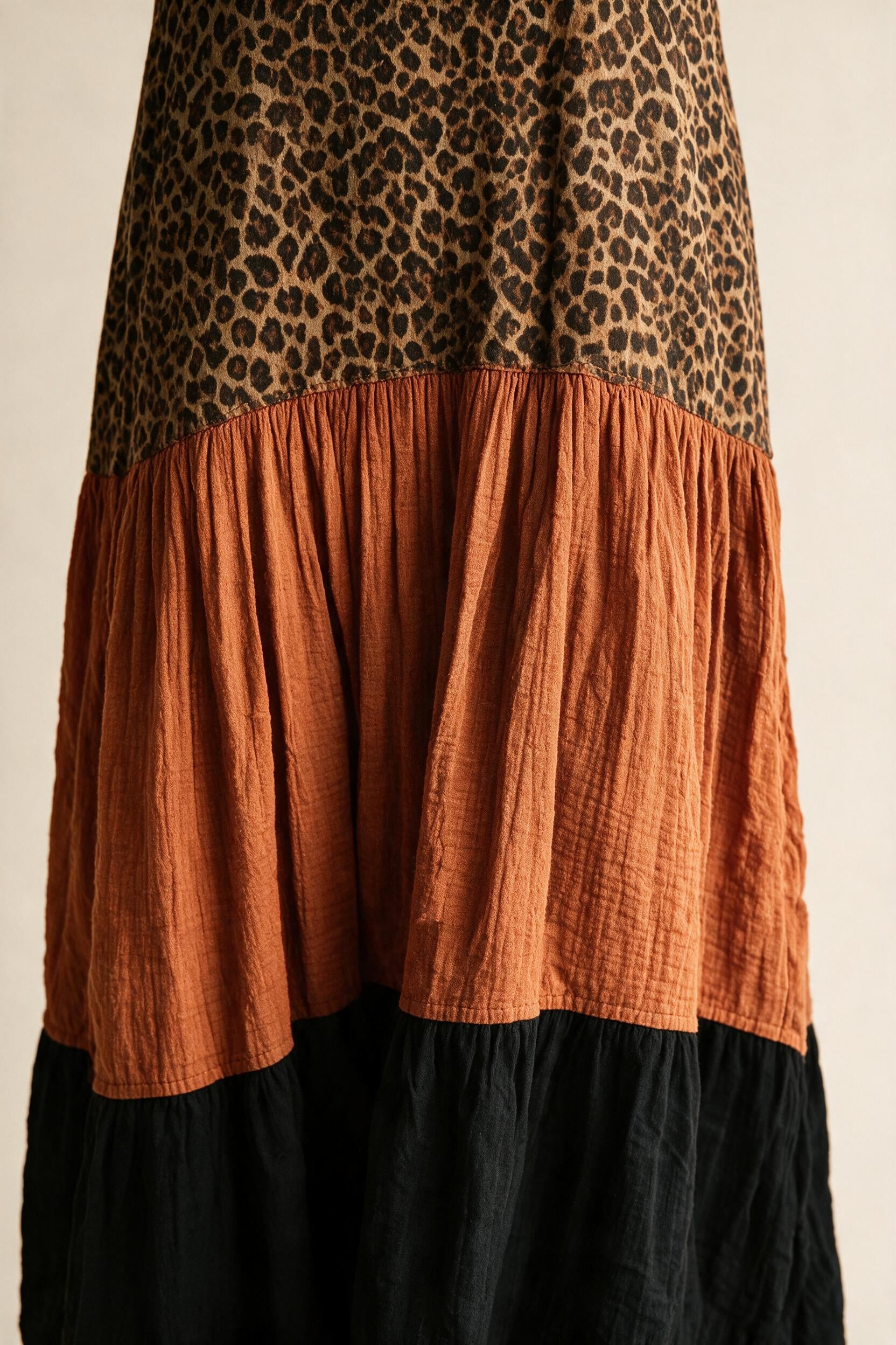 Détail de la couture à taille basse et des volants froncés de la robe Blandine