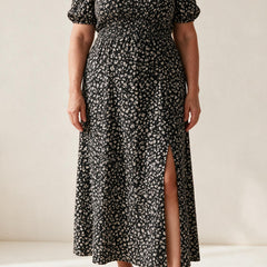 Robe Gabrielle fleurie noire à manches courtes et fente
