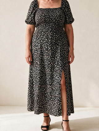 Robe Gabrielle fleurie noire à manches courtes et fente