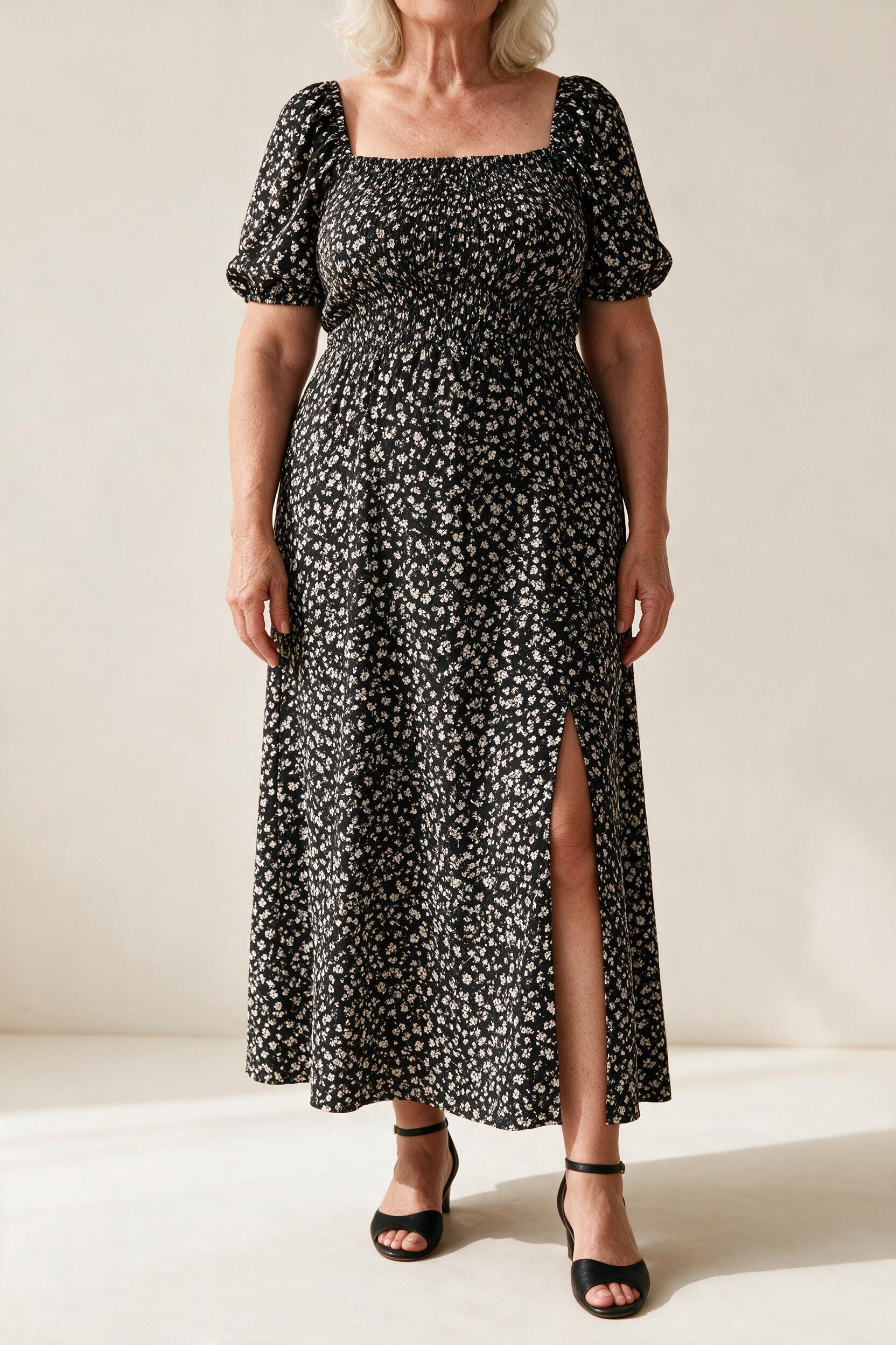 Robe Gabrielle fleurie noire à manches courtes et fente
