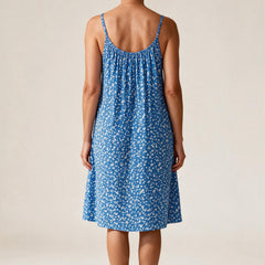 Robe Véronique vue de dos, fines bretelles droites et encolure arrondie, coloris bleu à petites fleurs blanches