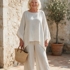 Ensemble Clémence en lin blanc, haut ample et pantalon large, porté sur une terrasse du sud de la France