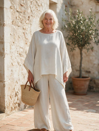 Ensemble Clémence en lin blanc, haut ample et pantalon large, porté sur une terrasse du sud de la France